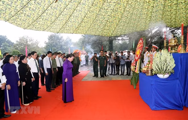 Asiste máxima legisladora vietnamita al entierro de excombatientes caídos en misión internacional ảnh 1
