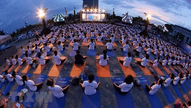 Celebran en ciudad vietnamita de Da Nang el Día Internacional de Yoga 2019 ảnh 1