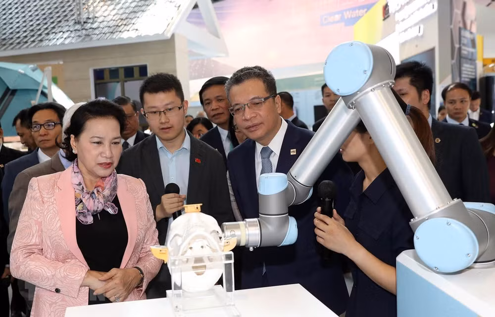 Visita máxima legisladora de Vietnam Centro de Exhibición Zhongguancun de China ảnh 1