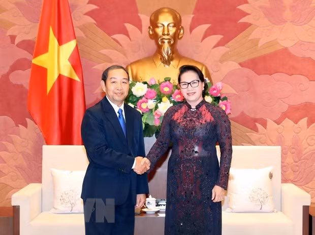 Presidenta parlamentaria vietnamita recibe al titular del Tribunal Popular Supremo de Laos ảnh 1