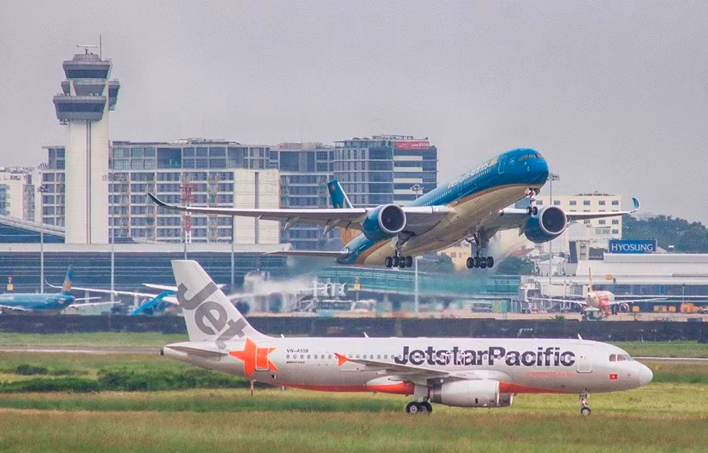 Ajustan aerolíneas vietnamitas horarios de sus vuelos por tifón Mun ảnh 1