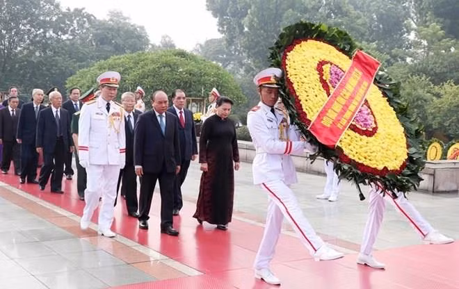 Rinden homenaje altos dirigentes vietnamitas a héroes y mártires de la Patria ảnh 1