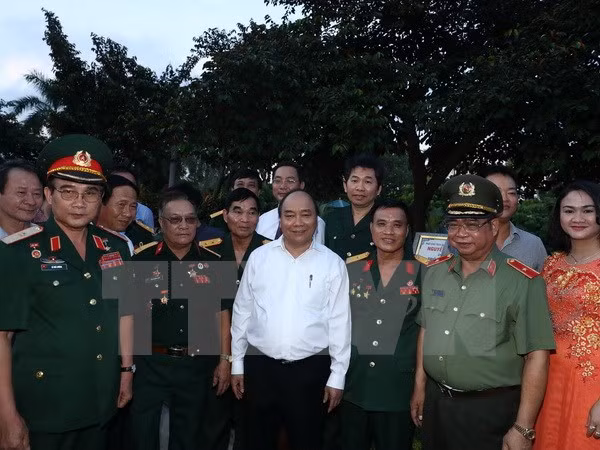 Premier vietnamita recorre por ciudad portuaria de Hai Phong ảnh 1