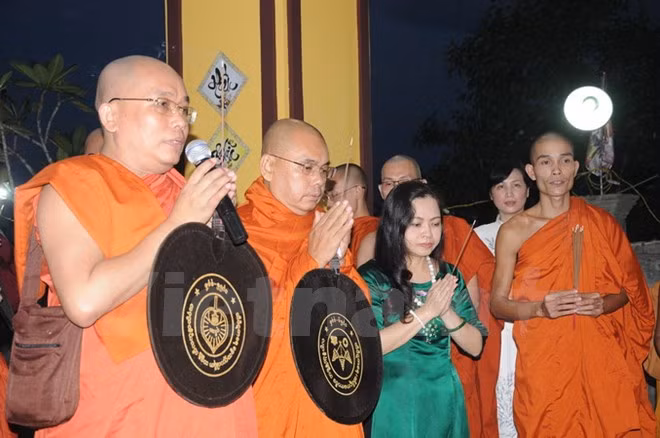 Vietnamitas residentes en Myanmar rinden homenaje a mártires de la Patria ảnh 1