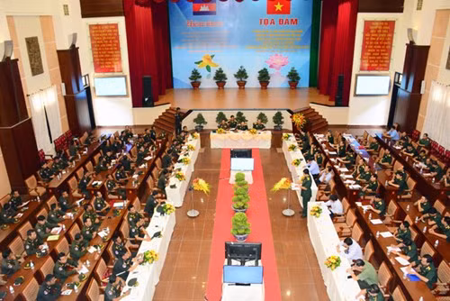 Oficiales jóvenes de Vietnam y Camboya sostienen intercambio ảnh 1