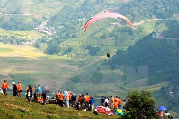 Reportan nutrida participación en festival de parapente en Yen Bai ảnh 1