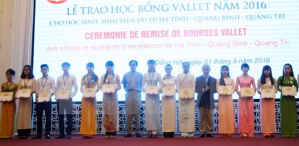Entregan becas Odon Vallet a 193 alumnos en ciudad centrovietnamita Hue ảnh 1
