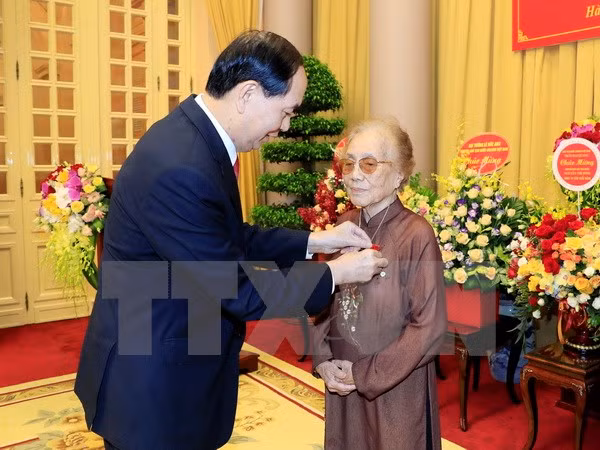 Exvicepresidenta vietnamita Nguyen Thi Binh honrada por su contribución a revolución nacional ảnh 1