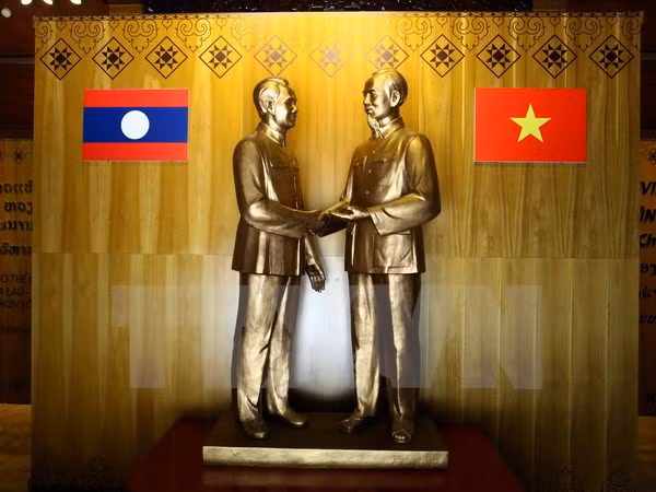 Felicitaciones por el aniversario 55 de lazos diplomáticos Vietnam-Laos ảnh 1