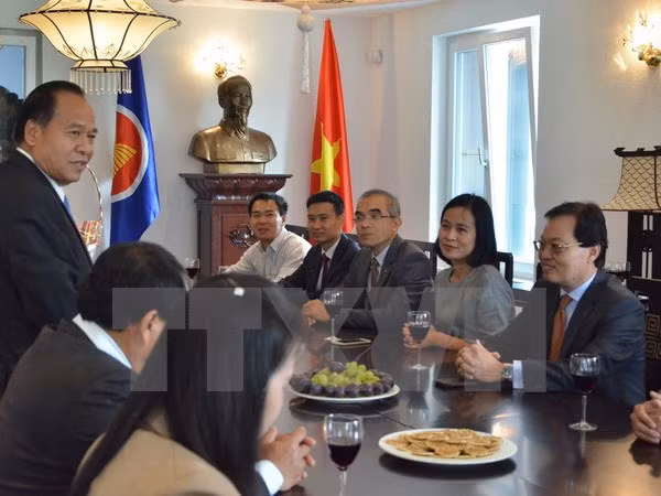 Embajador de Laos en Ginebra saluda Día Nacional de Vietnam ảnh 1