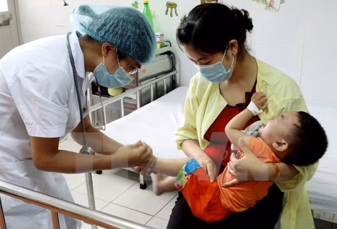 Doctores voluntarios vietnamitas y camboyanos ofrecen servicios sanitarios gratuitos en Phnom Penh ảnh 1