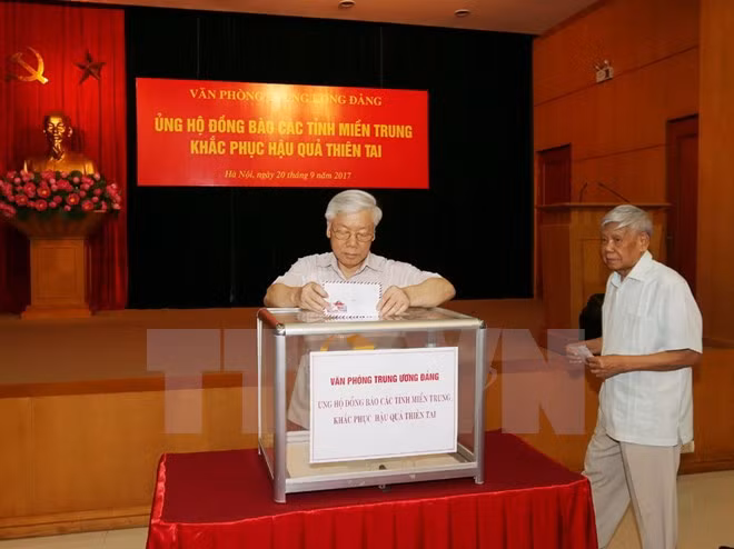 Dirigentes del Partido Comunista y Parlamento de Vietnam apoyan a víctimas de Doksuri ảnh 1