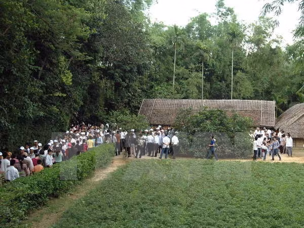 Vietnamitas rinden homenaje al Presidente Ho Chi Minh en ocasión del Día Nacional ảnh 1