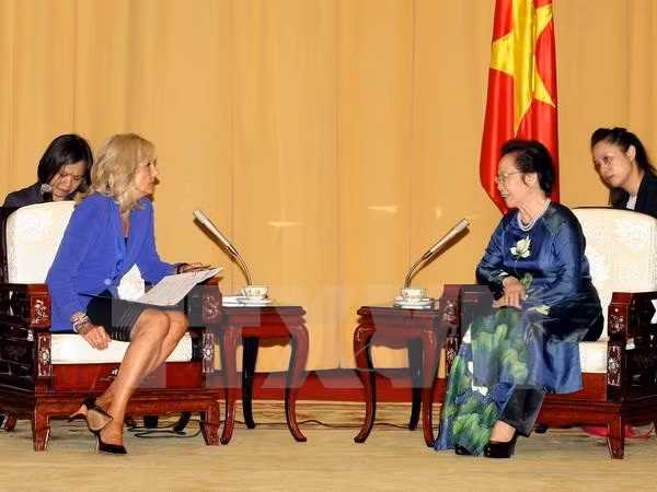 Vicepresidenta vietnamita recibe a esposa de Joe Biden ảnh 1