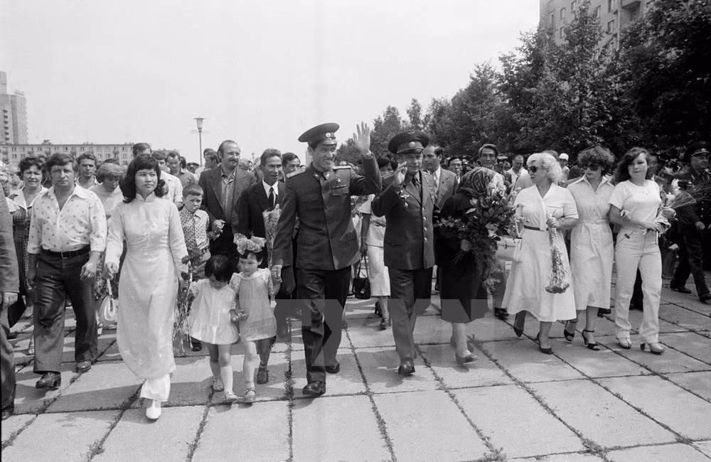 En Hanoi se reúnen Pham Tuan y Víktor Gorbatko tras 35 años ảnh 4