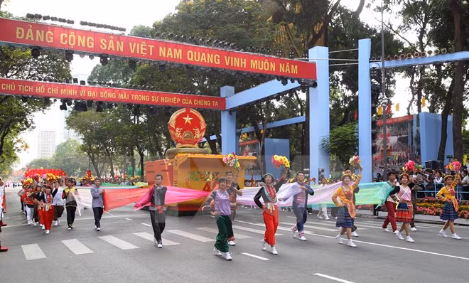 Gran desfile artístico en aniversario 70 de Fiesta Nacional ảnh 1