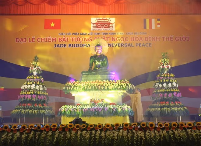 Llega a Vinh Phuc estatua de Buda de jade para la Paz Universal ảnh 1 Llega a Vinh Phuc estatua de Buda de jade para la Paz Universal ảnh 1