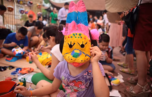 Interesados niños en elaborar máscaras para Festival del Medio Otoño ảnh 2