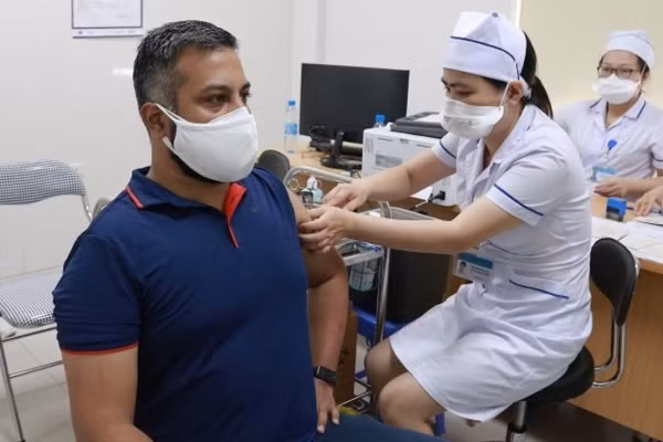 Inyectan vacuna contra el COVID-19 para corresponsales extranjeros en Vietnam ảnh 1