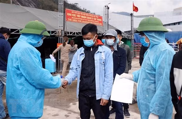 Embajada vietnamita en Laos anuncia política de entrada a Vietnam en medio de COVID-19 ảnh 1