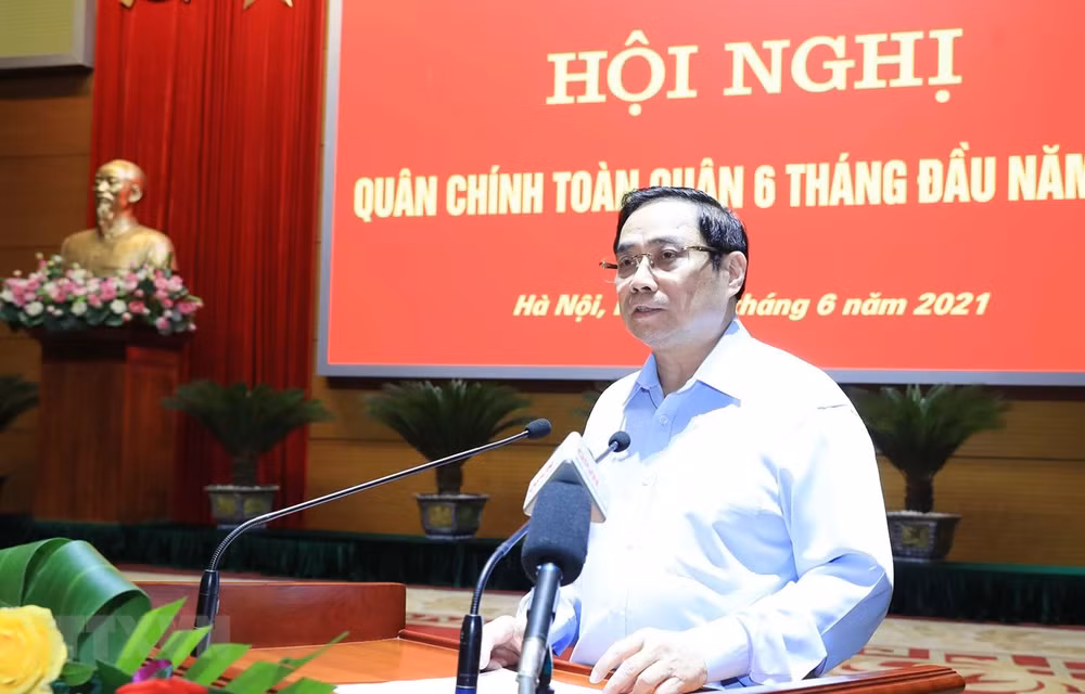 Premier vietnamita alaba aportes del Ejército a los logros del país ảnh 1