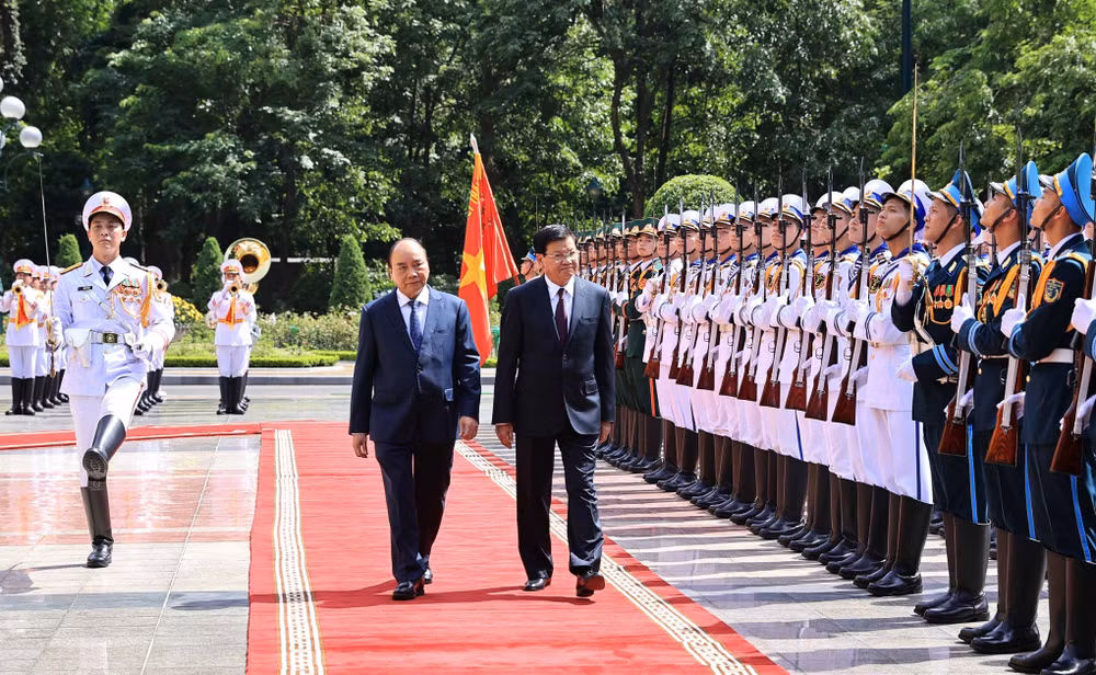 Presidente de Vietnam da la bienvenida al máximo dirigente de Laos ảnh 1