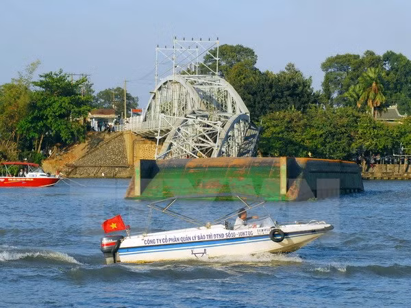 Detenidos sujetos vinculados con derrumbe de puente ferroviario en Vietnam ảnh 1