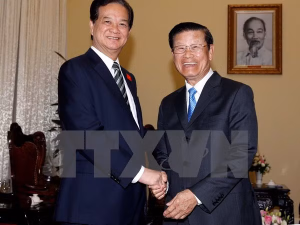 Premier vietnamita destaca gran potencial de cooperación con Laos ảnh 1