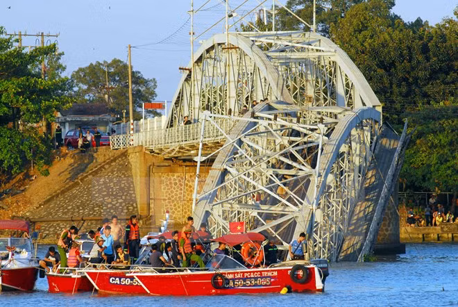 Inician procedimiento legal sobre derrumbo de puente ferroviario por una gabarra ảnh 1