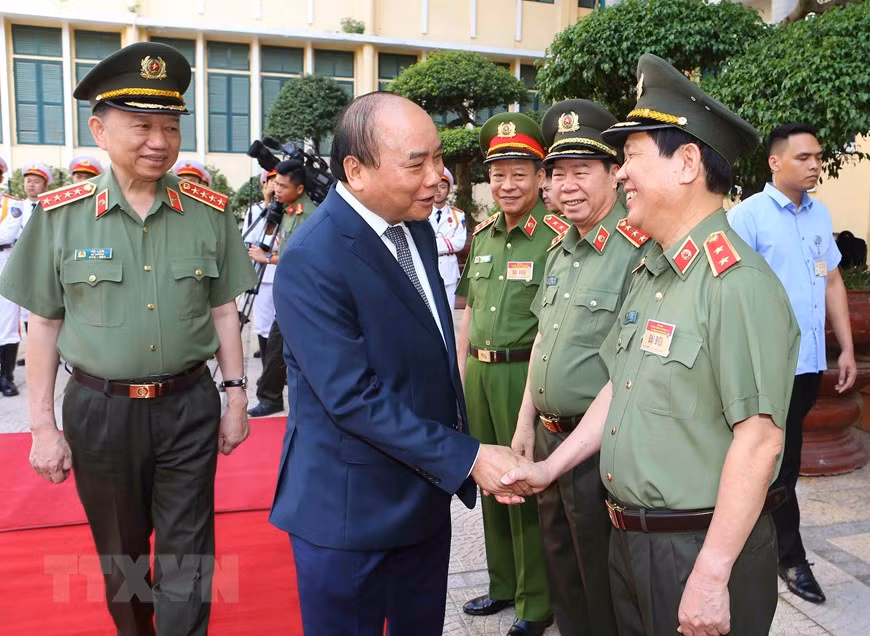 Pide primer ministro de Vietnam a la policía seguir de cerca la situación global ảnh 1