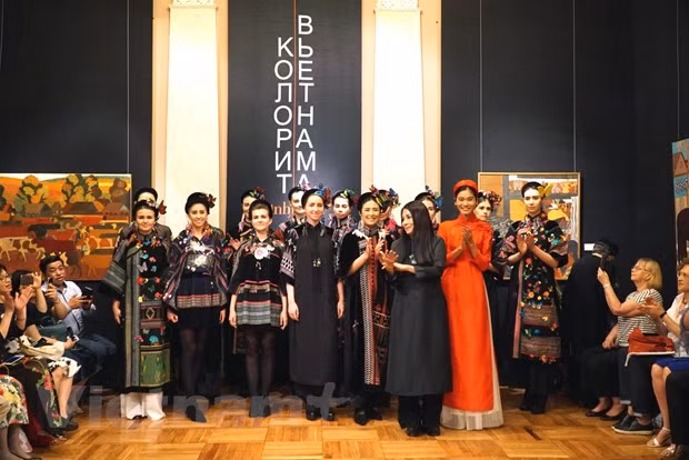 Fascina traje tradicional vietnamita al público ruso ảnh 2