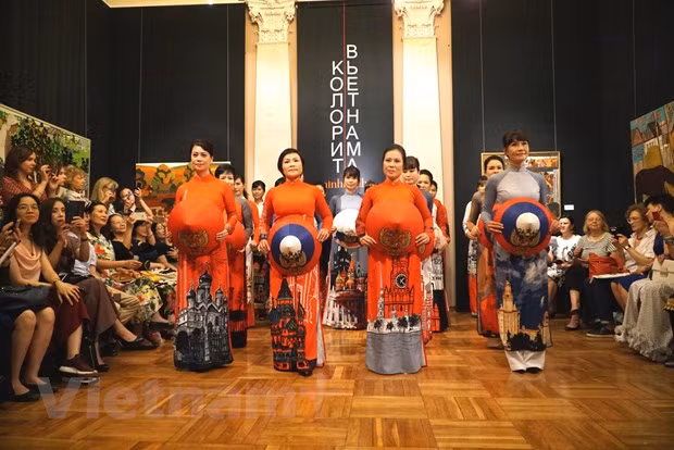 Fascina traje tradicional vietnamita al público ruso ảnh 1