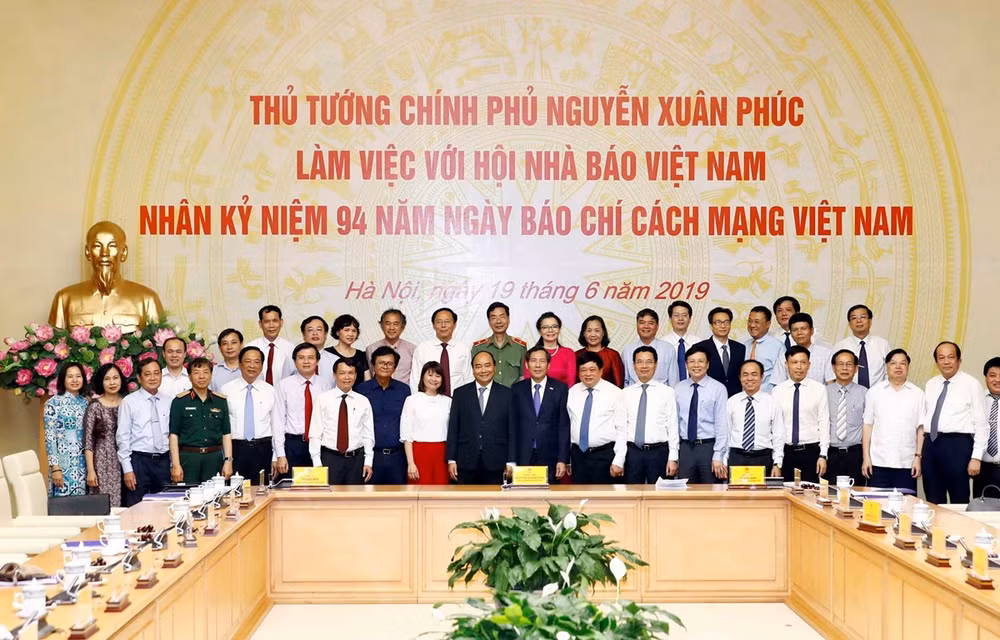 Premier vietnamita insta a la prensa a combatir las noticias falsas ảnh 1