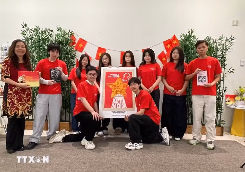 lan-toa-gia-tri-hoa-binh-huu-nghi-cua-chu-tich-ho-chi-minh-tai-canada.jpg