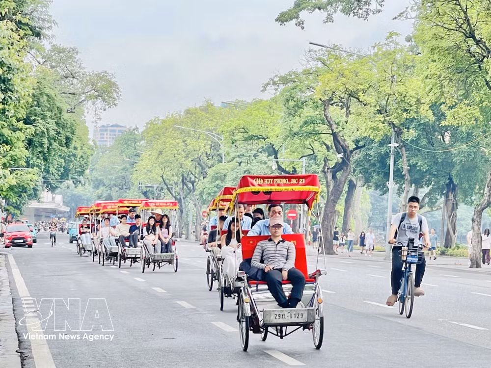 vnanet_potal-ha-noi-cam-xe-may-chay-xang-can-lo-trinh-e2809cxanhe2809d-di-cung-voi-an-sinh-8180647.jpg