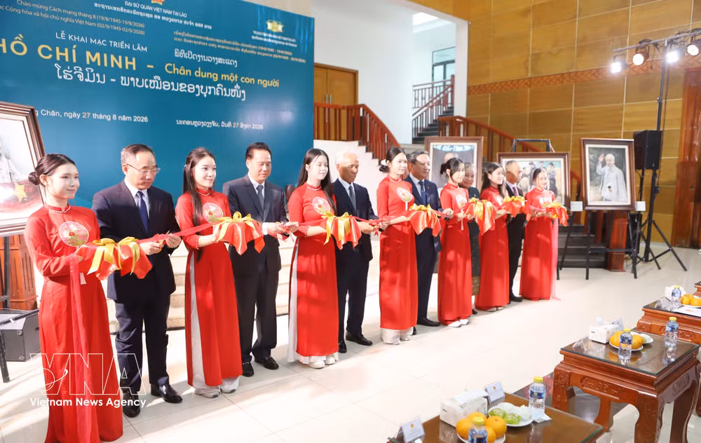 vnanet-potal-trien-lam-e2809cho-chi-minh-chan-dung-mot-con-nguoie2809d-tai-lao-8988123.jpg