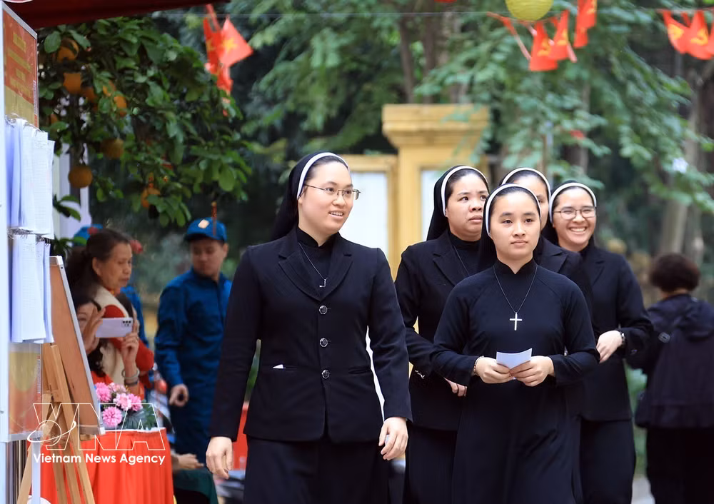 vnanet-dong-bao-cong-giao-ha-noi-han-hoan-trong-ngay-hoi-non-song-8642099.jpg