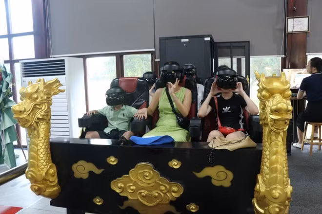 du-khach-trai-nghiem-dich-vu-thuc-te-ao-di-tim-hoang-cung-da-mat-trong-dai-noi-hue-anh-ttxvn.jpg
