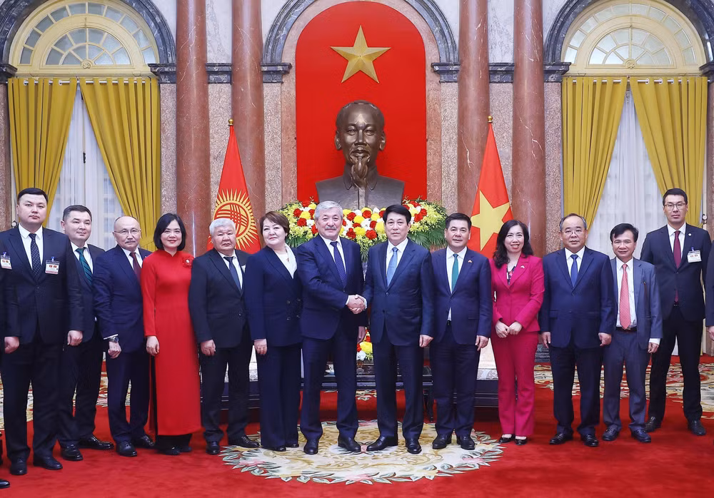 vna-potal-chu-tich-nuoc-luong-cuong-tiep-thu-tuong-kyrgyzstan-7898004.jpg