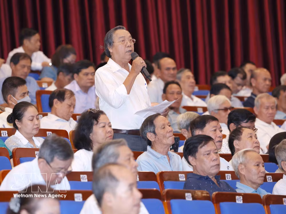 vnanet-potal-thuong-truc-ban-bi-thu-tran-cam-tu-tiep-xuc-cu-tri-thanh-pho-da-nang-8741383.jpg