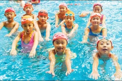 Fondo noruego financia cursos de natación para miles de niños vietnamitas
