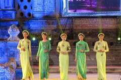 Desfile de Ao Dai hechiza a visitantes a Festival Hue 2016