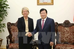 Vicepremier de Vietnam recibe a representante de Siemens