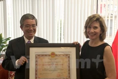 Honran a presidenta de oficina comercial de EE.UU. en Hanoi