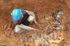 Inauguran Centro de acción contra bombas en Vietnam