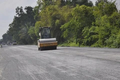 Premier vietnamita asiste al acto inicial de construcción de carretera en Kien Giang