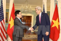 Vicepremier de Vietnam dialoga con John Kerry en Washington
