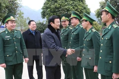 El presidente de Vietnam, Truong Tan Sang, visitó la guardia de fronteras de la puerta fronteriza de Tra Linh
