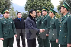 El presidente de Vietnam, Truong Tan Sang, visitó la guardia de fronteras de la puerta fronteriza de Tra Linh