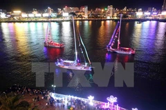 Desfile de barcos de Clipper Race en “ciudad de los puentes” de Vietnam